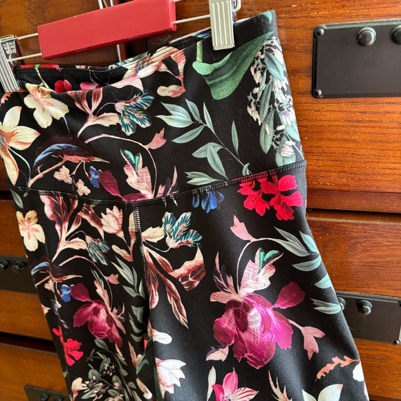Womens Size Small Old Navy Active Go Dry Multicolor Tropical Floral Leggings - Picture 4 of 8